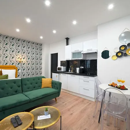 Trendy For Three Guests *